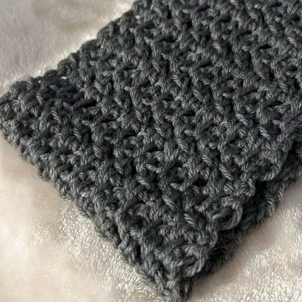 NWOT🧣 HANDMADE HAND-KNIT 67” THICK CHARCOAL GRAY KNIT INFINITY SCARF - Picture 3 of 7